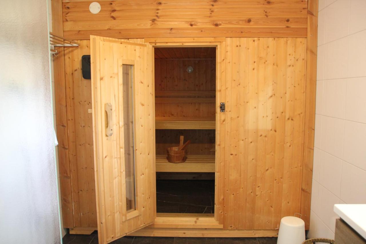 Familiehuis De Betuwe Met Prive Kunstgras Tennisbaan En Sauna Villa Erichem Esterno foto