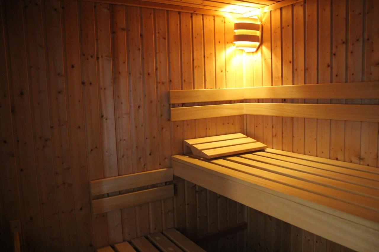 Familiehuis De Betuwe Met Prive Kunstgras Tennisbaan En Sauna Villa Erichem Esterno foto