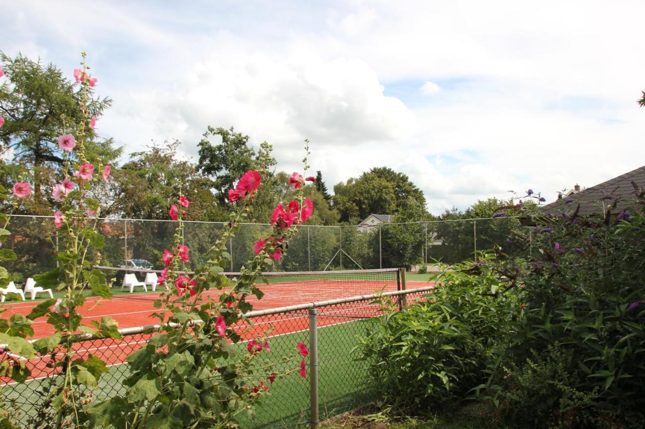 Familiehuis De Betuwe Met Prive Kunstgras Tennisbaan En Sauna Villa Erichem Esterno foto