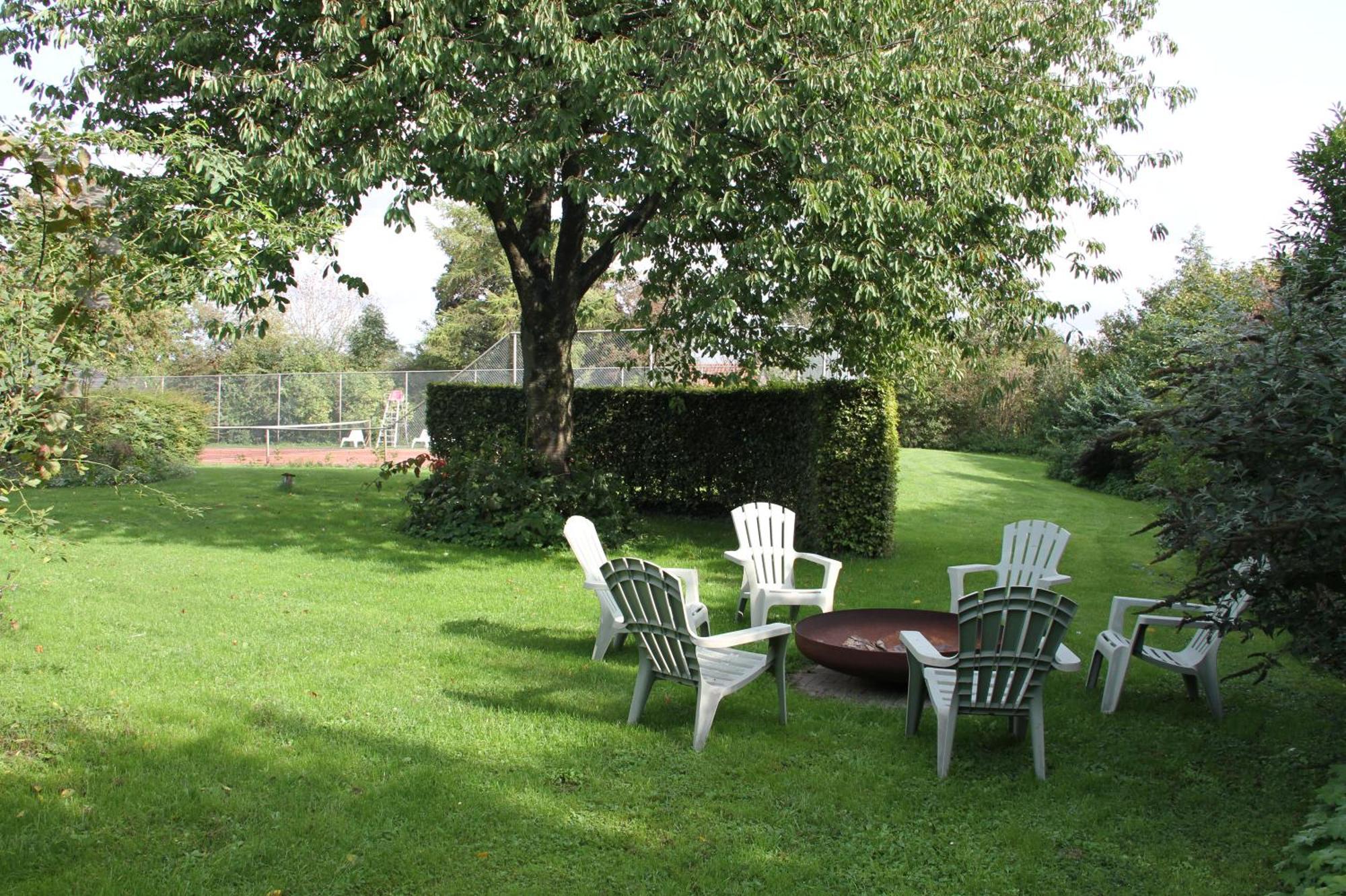 Familiehuis De Betuwe Met Prive Kunstgras Tennisbaan En Sauna Villa Erichem Esterno foto